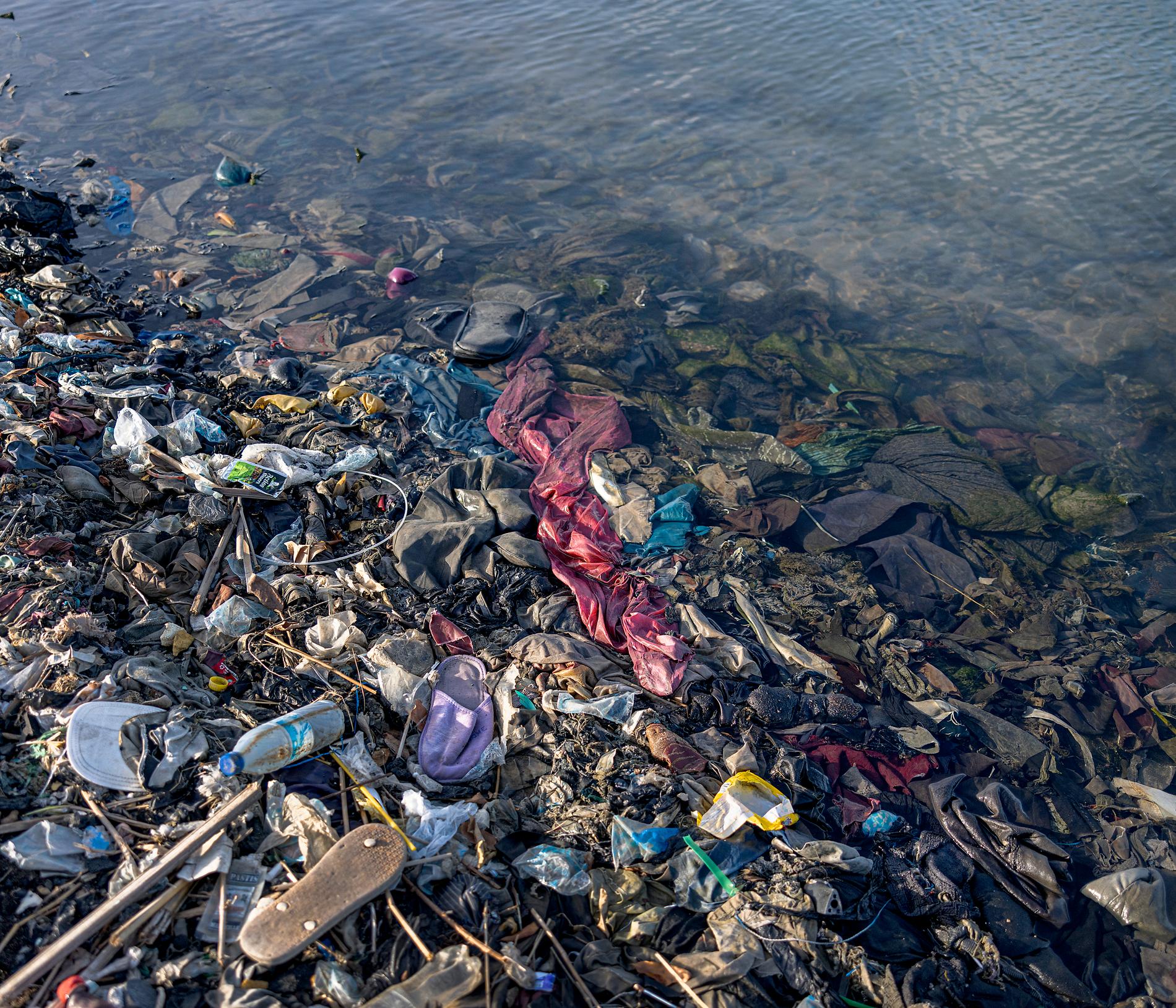 Många av de kläder vi lämnar till återvinning i Sverige hamnar som sopor i fattiga länder och skapar stora miljöproblem.