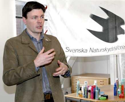 Varnar I Naturskyddsföreningens test av impregneringssprayer för skor och fritidskläder innehöll 11 av 13 farliga ämnen. Nu varnar ordförande Mikael Karlsson allmänheten för att använda sprayerna.