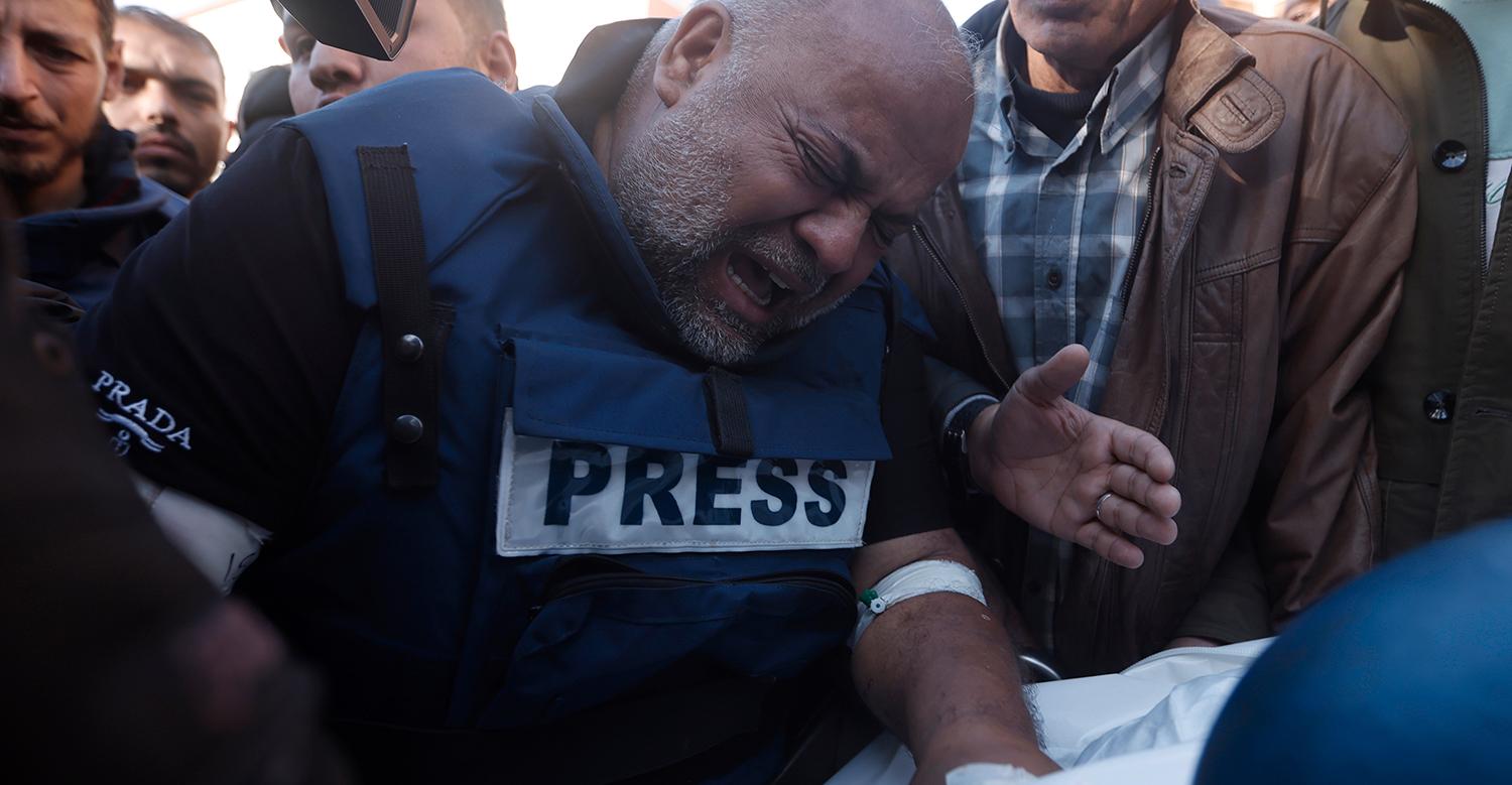 Al Jazeeras byråchef Wael Al-Dahdouh sörjer sin kollega, fotografen Samer Abudaqa, som den 16 december dödades av en israelisk bombattack.
