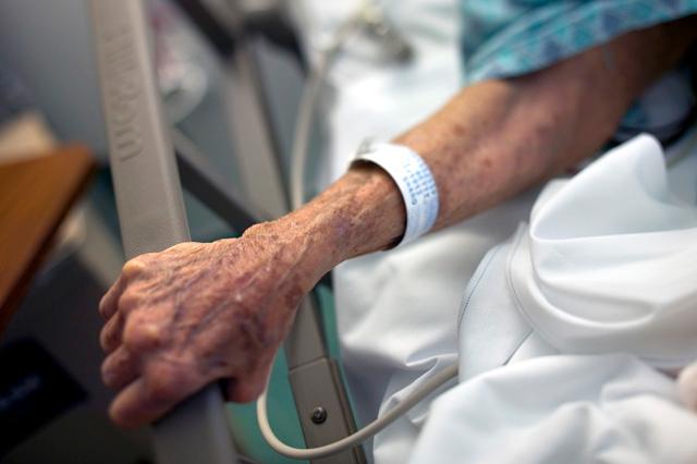 Grindarna på den 91-åriga kvinnans säng var upphissade så att hon inte skulle trilla ur sängen och skada sig i sömnen. När sängen började brinna kunde hon inte ta sig ut – den blev en dödsfälla.