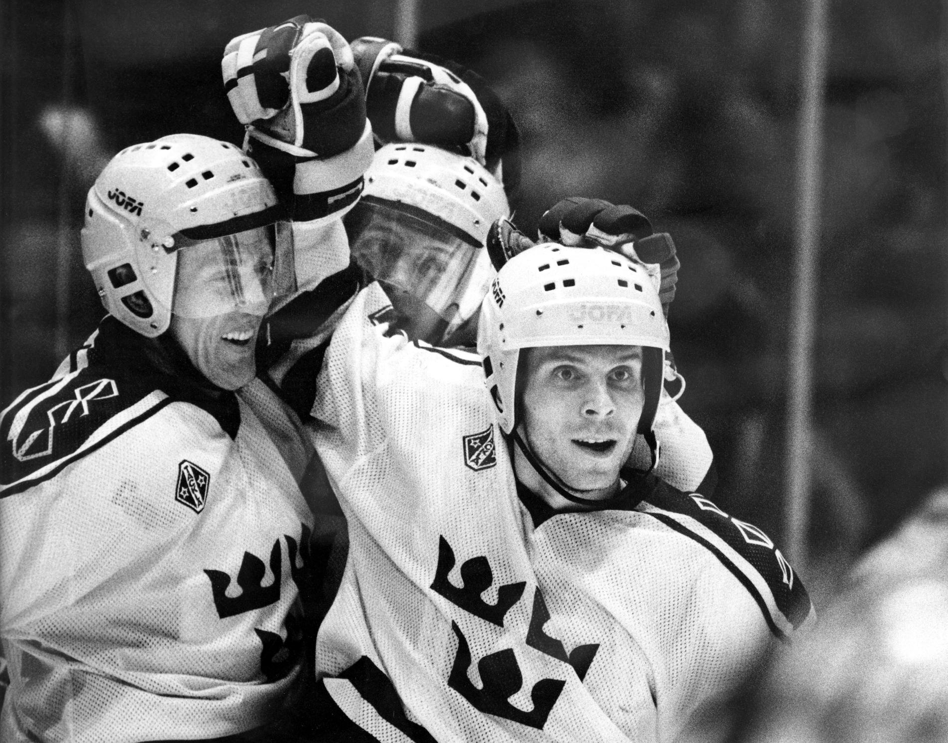 Börje Salming, till vänster, tillsammans med Anders "Masken" Carlsson, till höger, och Tomas Sandström, i mitten, under grundspelsmötet med USA i Globen vid hemma-VM i Stockholm 1989. Arkivbild.