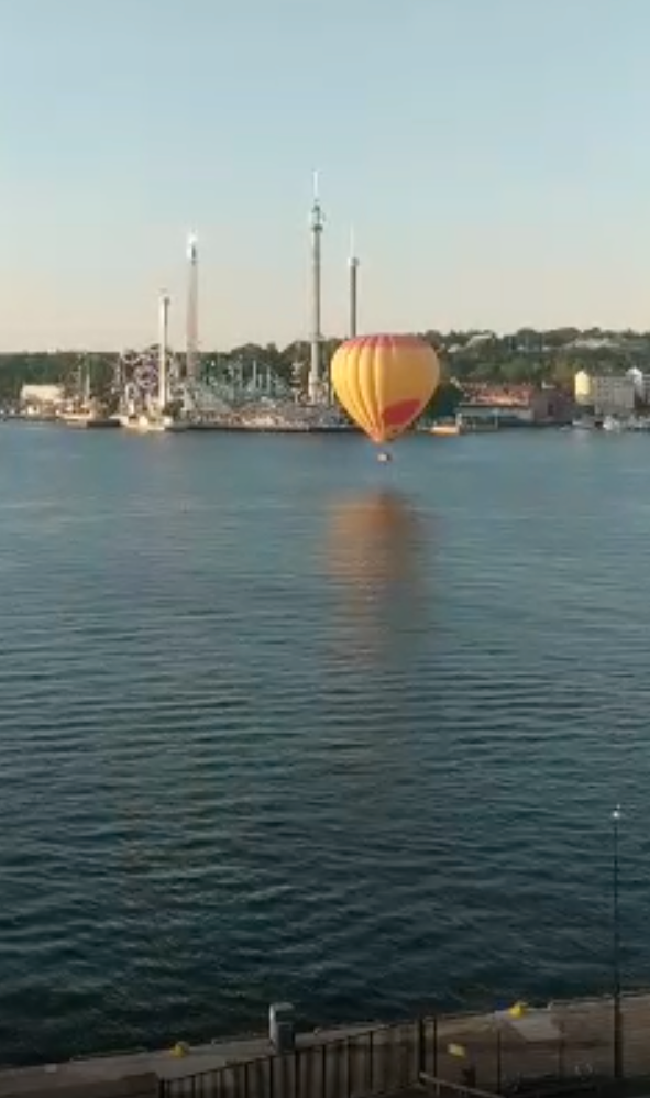 Luftballongen gled bara ett par meter över vattenytan utanför Gröna Lund. 