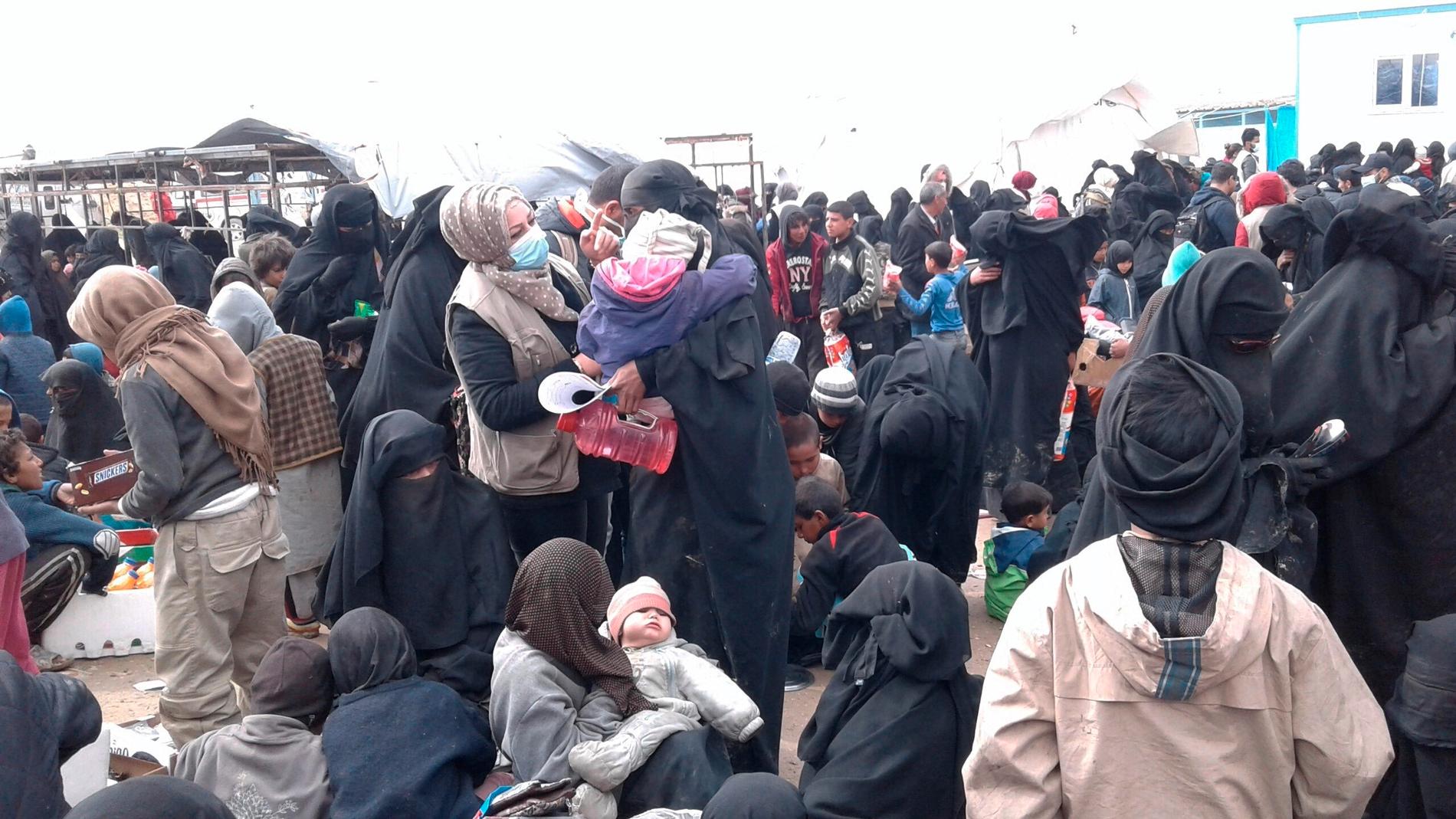 1 500 människor kom till al-Hol-lägret i torsdags morse. Lägret har länge varit överfullt, och många är i behov av vård.