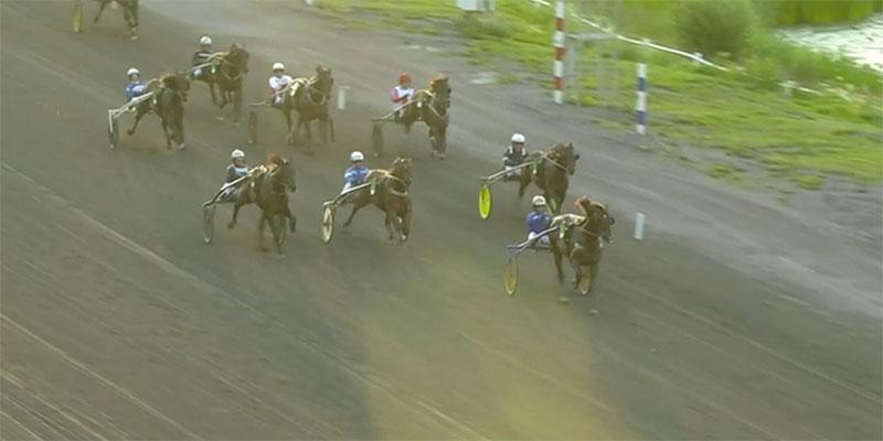 Här går Aramis Bar mot segern i Norrlands Grand Prix på Bergsåker. Segertiden blev 1.11,0 över 2 140 meter, nytt svenskt rekord och förstapriset var 250 000 kronor.