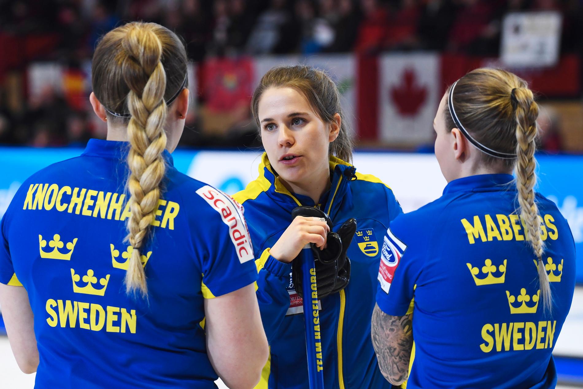 Svenska curlingskippern Anna Hasselborg, mitten, flankerad av lagkamraterna Agnes Knochenhauer och Sofia Mabergs. Arkivbild.
