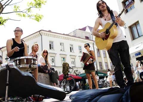 Göteborgs gator fylldes av musikanter, trots dagens nya förbud. Foto: Erik Abel/Scanpix