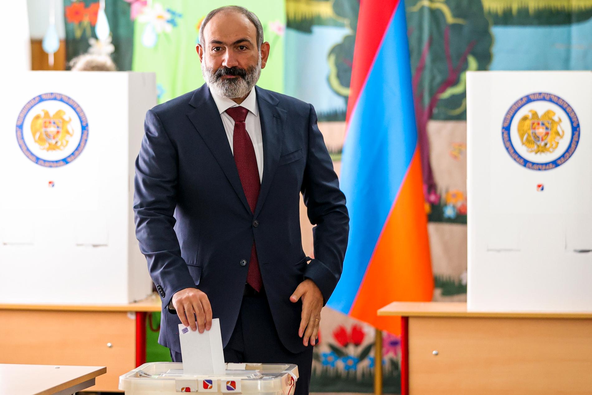 Den sittande premiärministern Nikol Pasjinjan lägger sin röst vid en vallokal i Jerevan.