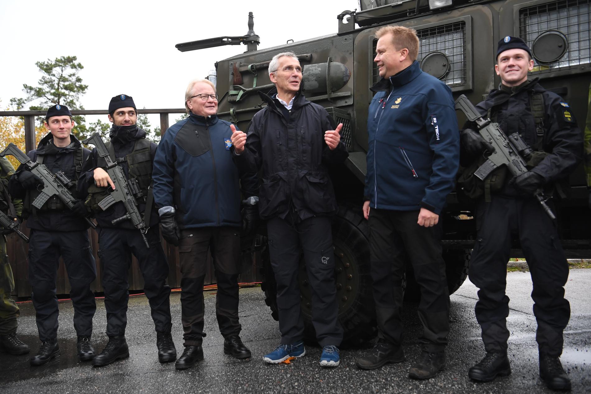Sveriges försvarsminister Peter Hultqvist, Nato-chefen Jens Stoltenberg och Finlands försvarsminister Antti Kaikkonen under ett besök på Berga örlogsbas förra året.
