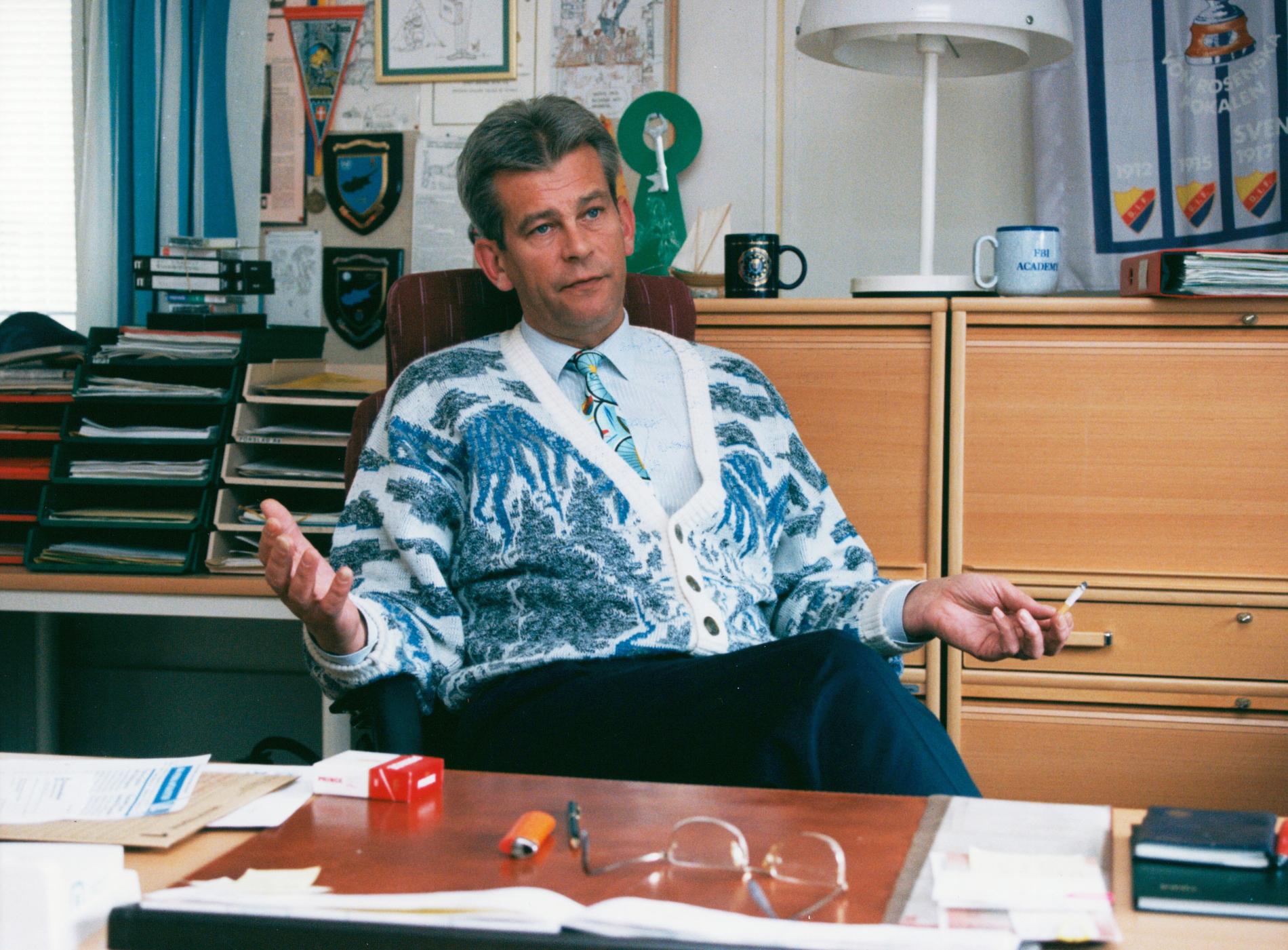 Hans Ölvebro var chef över Palmegruppen 1988 till 1997. Här vid sitt skrivbord 1994. 