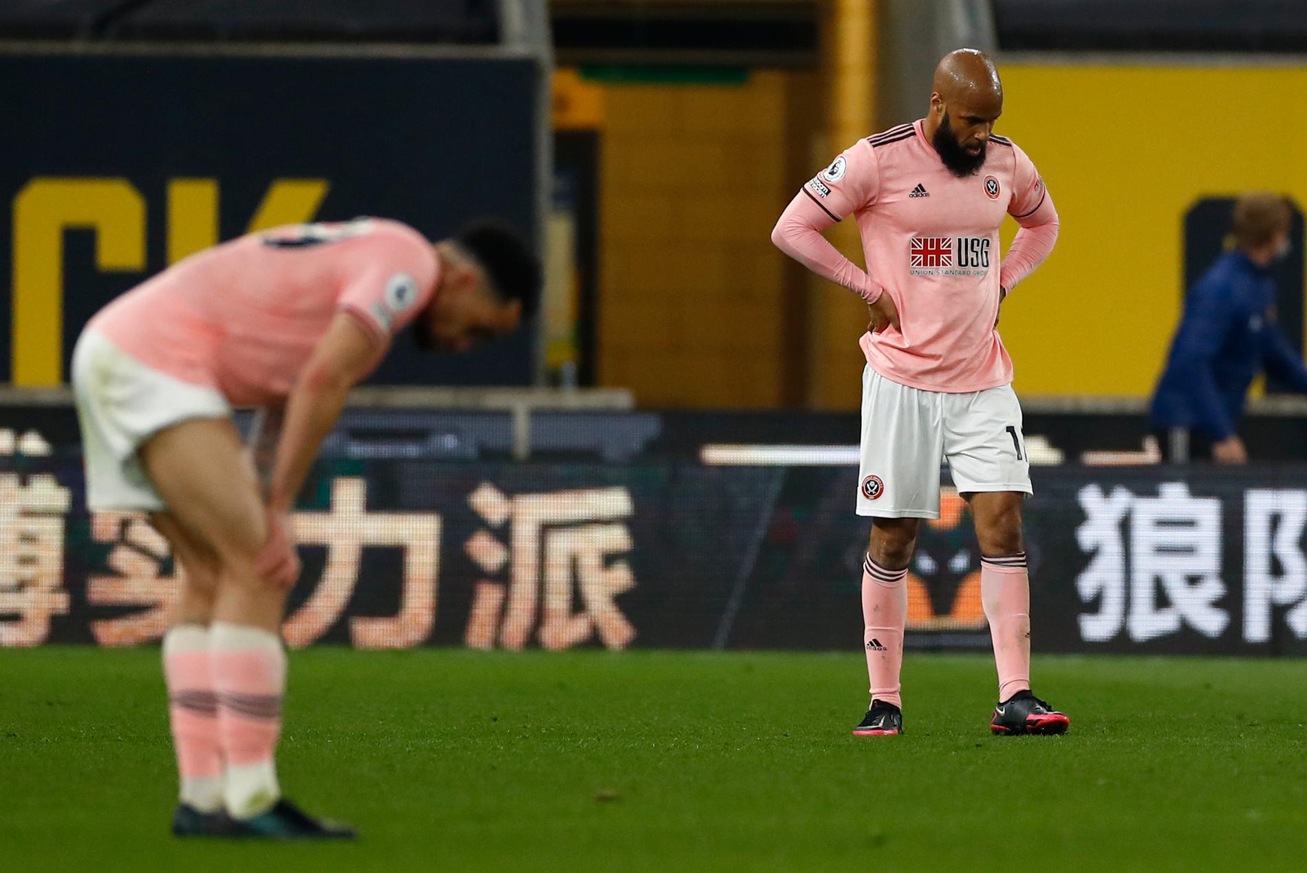 Sheffield United-spelarna i det rosa bortastället deppar efter att laget nu definitivt är klart för League Championship.