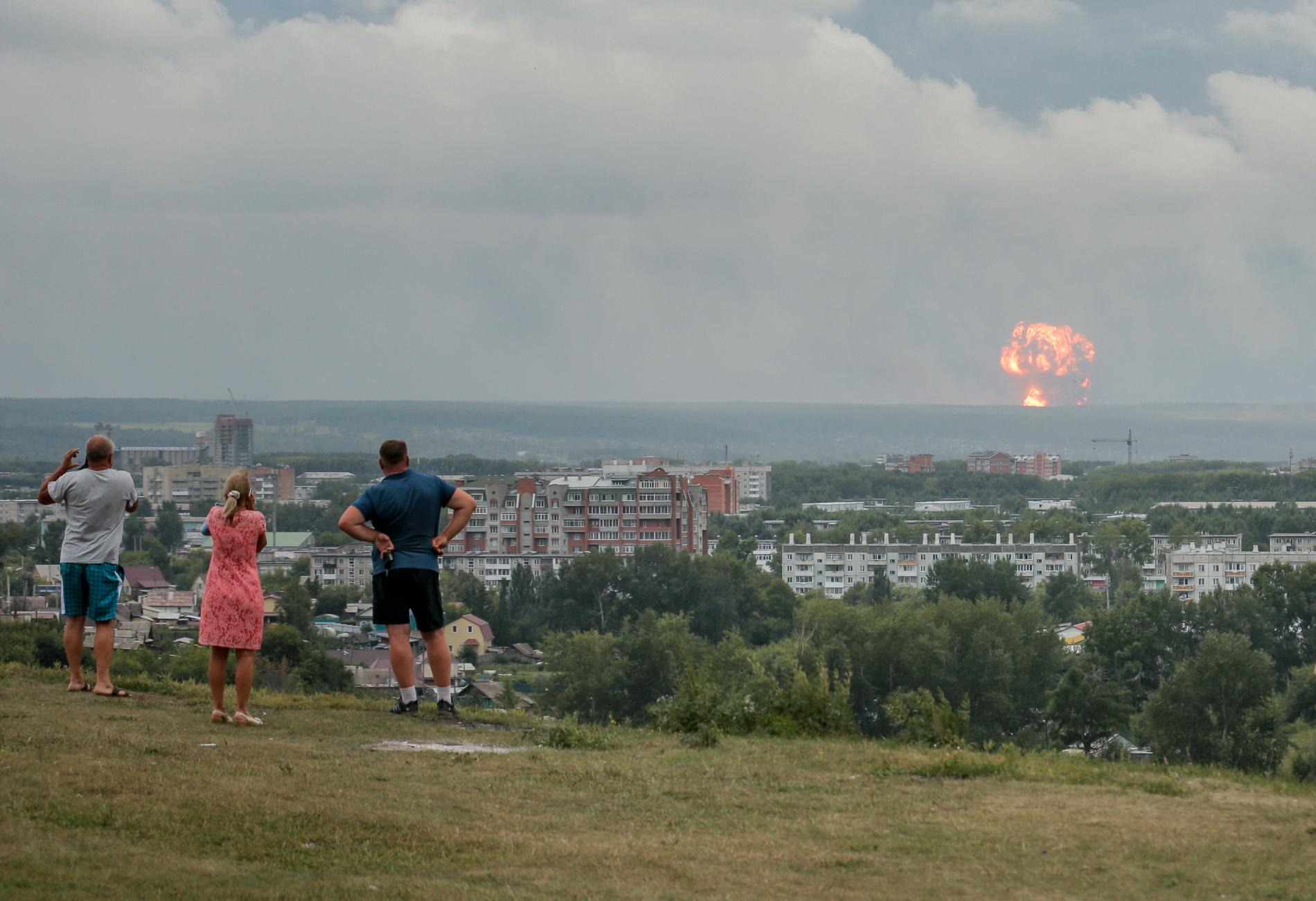 Explosionen i ammunitionsdepån i ryska Krasnojarsk orsakade en hög pelare av eld och rök.