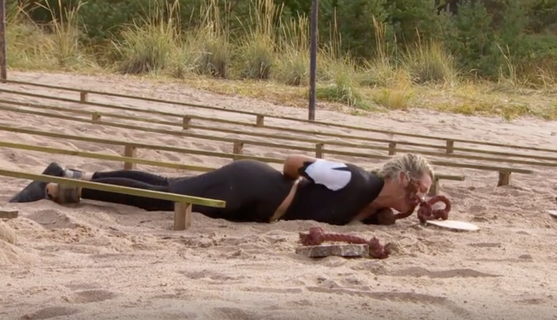 Joanna Swica skadade axeln redan förra veckan och tävlingen där det gällde att åla sig fram förvärrade skadan. 