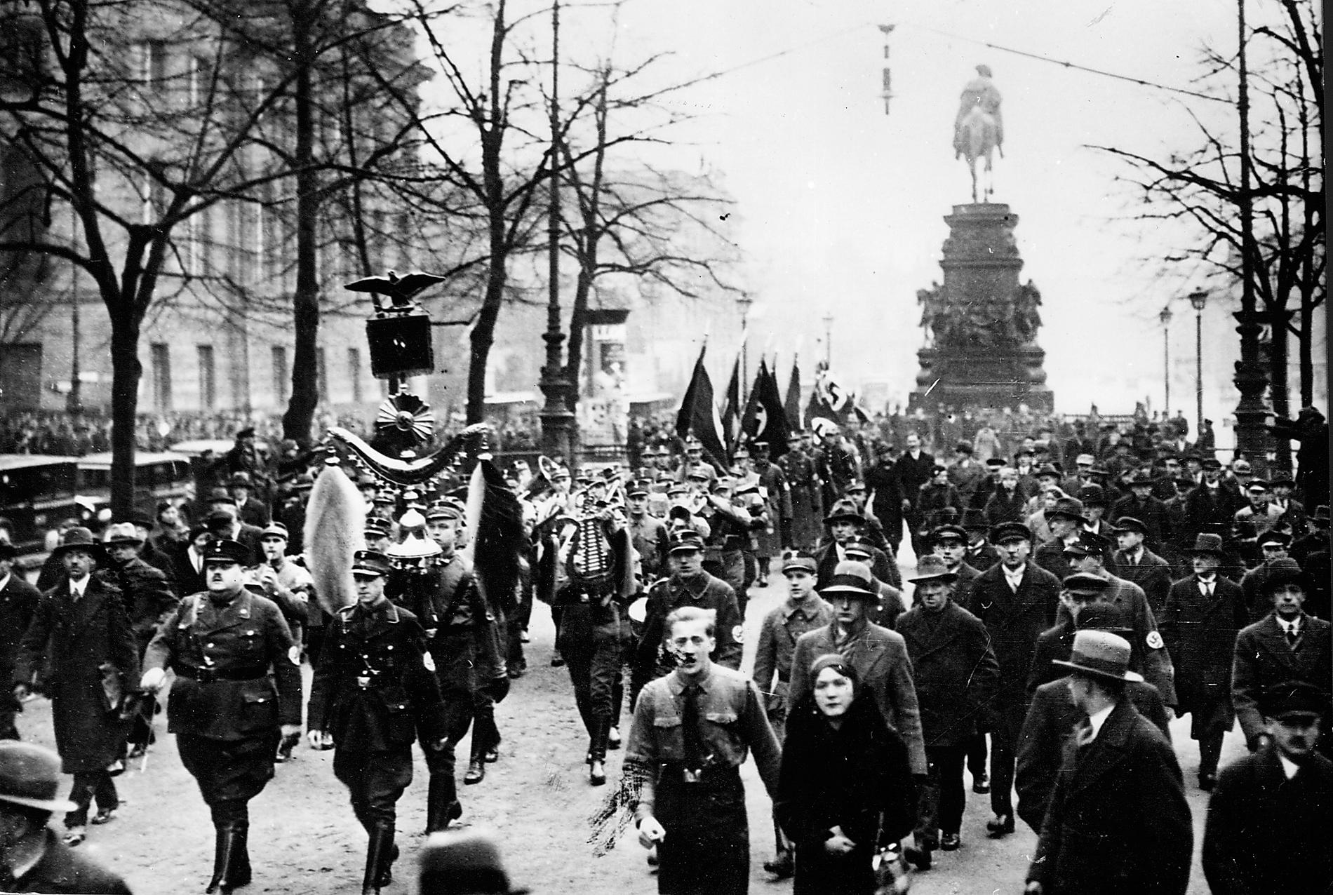 Studenter och nazister paraderar sida vid sida i Berlin 1934.