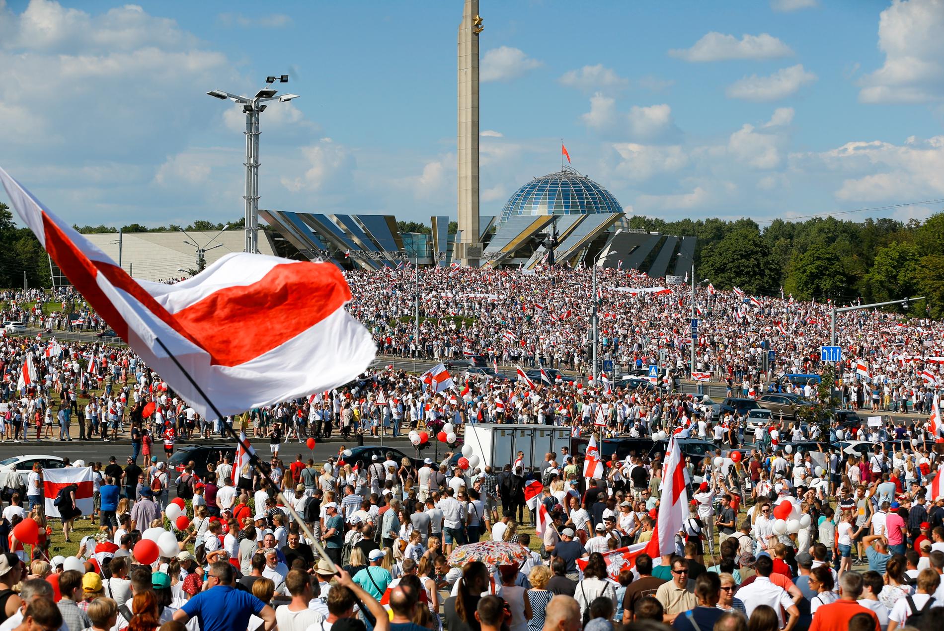 Protesterna eskalerar i Belarus med tiotusentals människor som vallfärdar ut på gatorna.