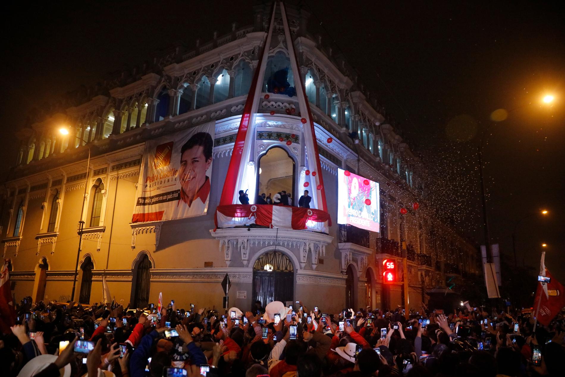 Pedro Castillos anhängare ville alla få en bild på den nyvalde presidenten.