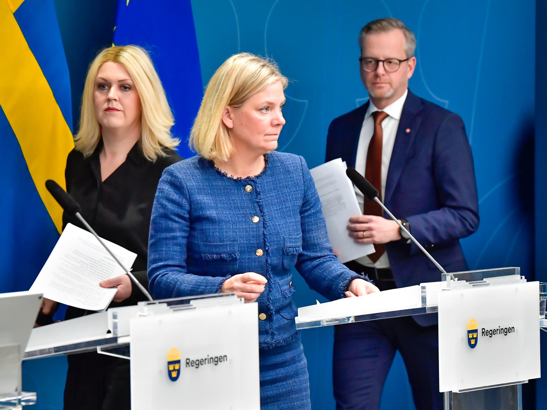 Statsminister Magdalena Andersson (S), socialminister Lena Hallengren (S) och finansminister Mikael Damberg (S) är redo med kraftigare åtgärder om smittläget förvärras.