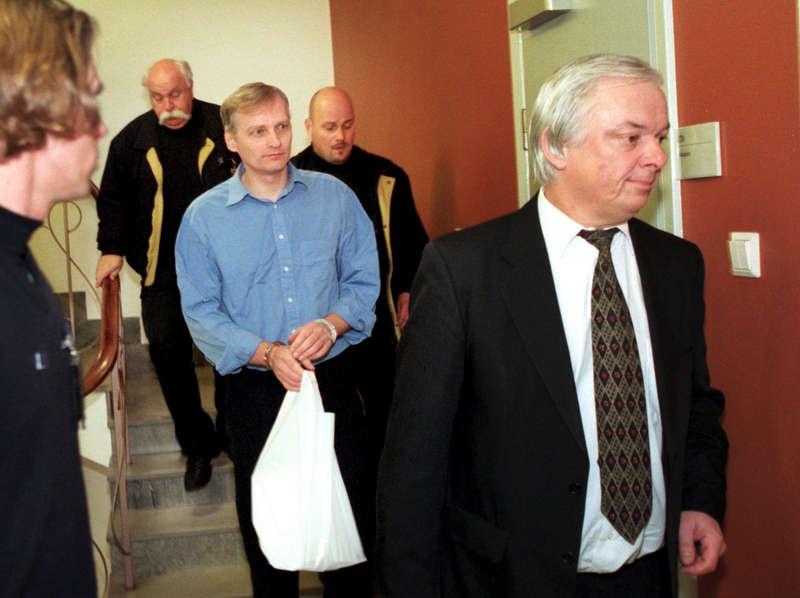 HÄKTAD – IGENSå sent som 2004 dömdes Mats Rimdal, tidigare ledareför Maskeradligan, till fängelse för grova brott. Natten till onsdag förra veckan greps han av polis i Helsingborg, misstänkt för bland annat grovt narkotikabrott. Bilden ovan är hämtad från rättegången mot Rimdal (i blå skjorta) 1999.