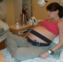 Gravid i vecka 31 ”Magen är gigantisk! Mängden fostervatten har stigit till 10 liter. Normalt har man drygt 1 liter”, berättar Lena.