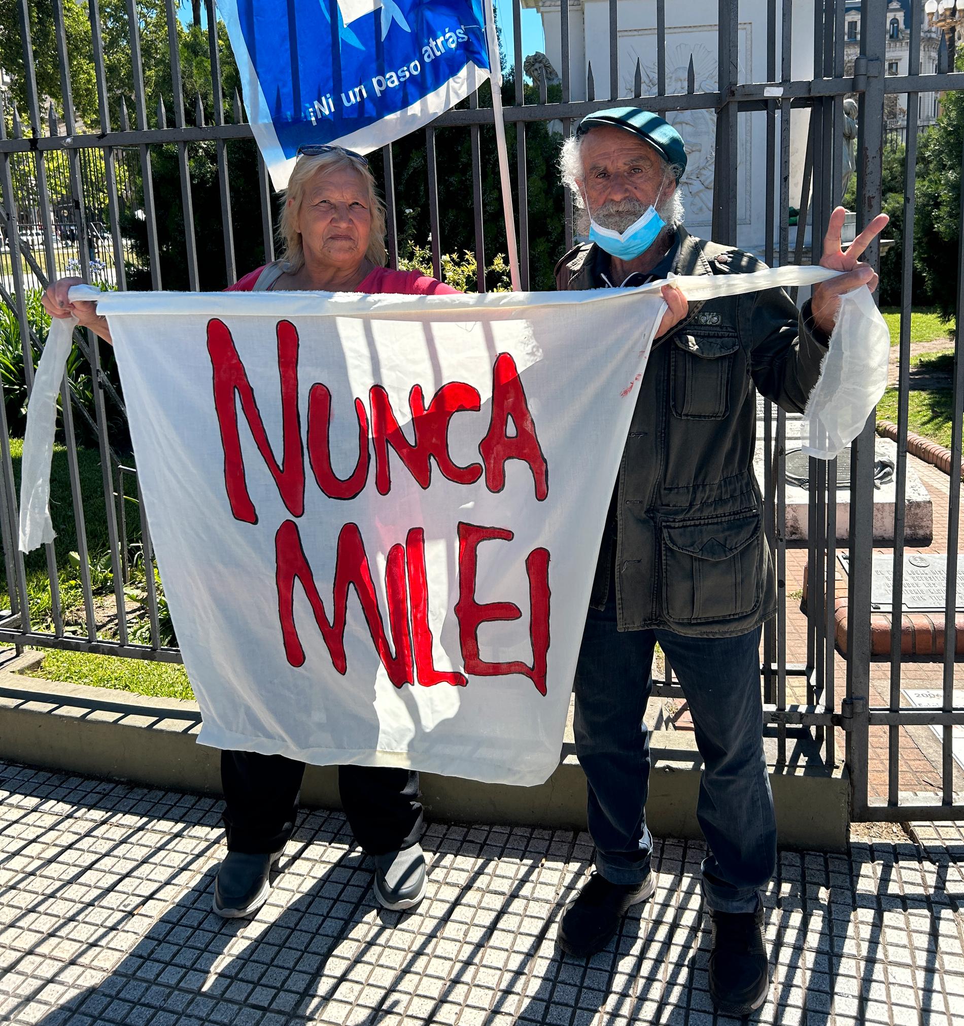”Nunca Milei”, ”aldrig Milei”. Dionica, 70, och vännen Hugotalamo, 70, oroar sig över det kommande valet.