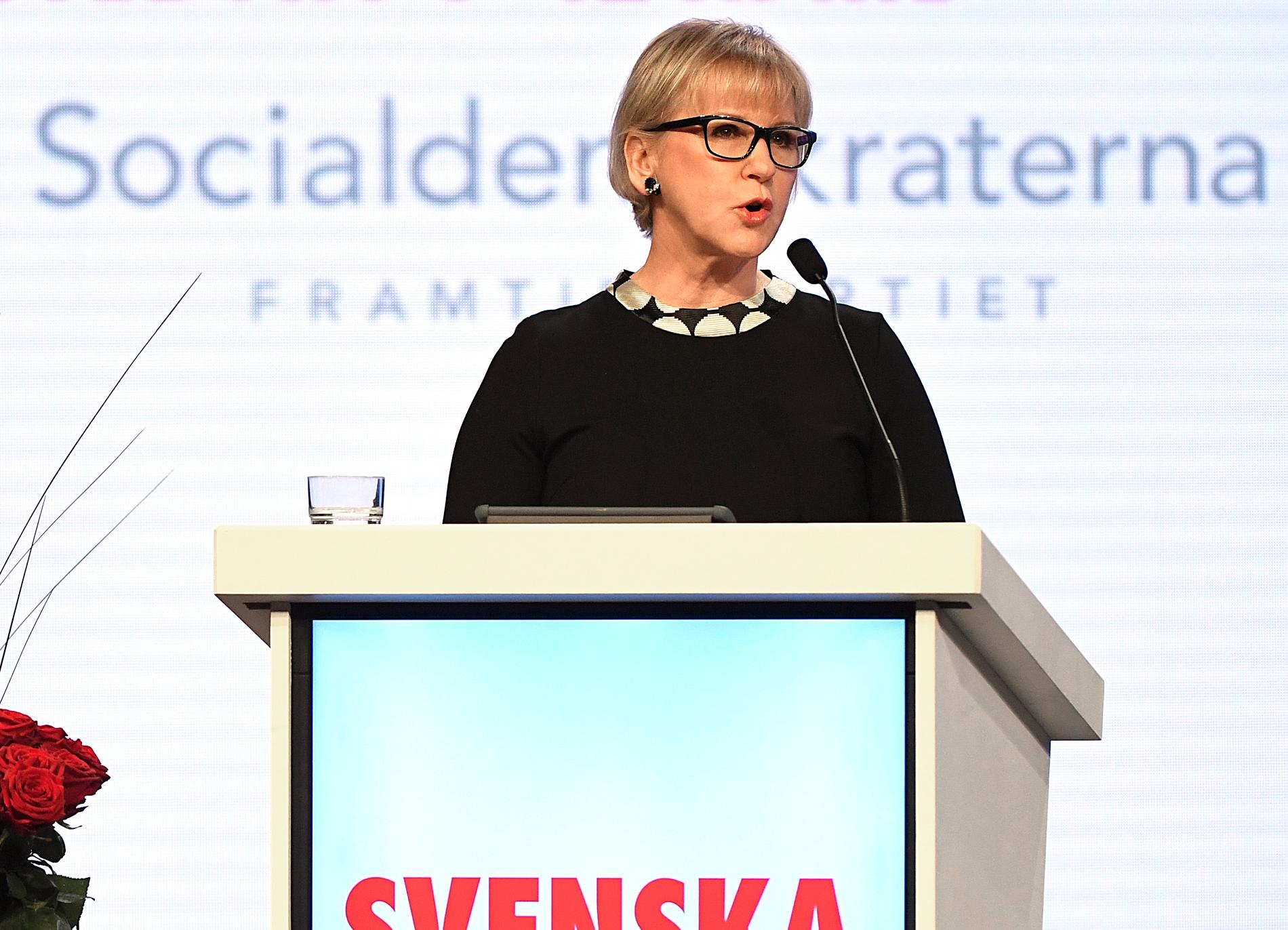 Utrikesminister Margot Wallström fick applåder när hon berättade att en professur ska inrättas till Anna Lindhs minne. 