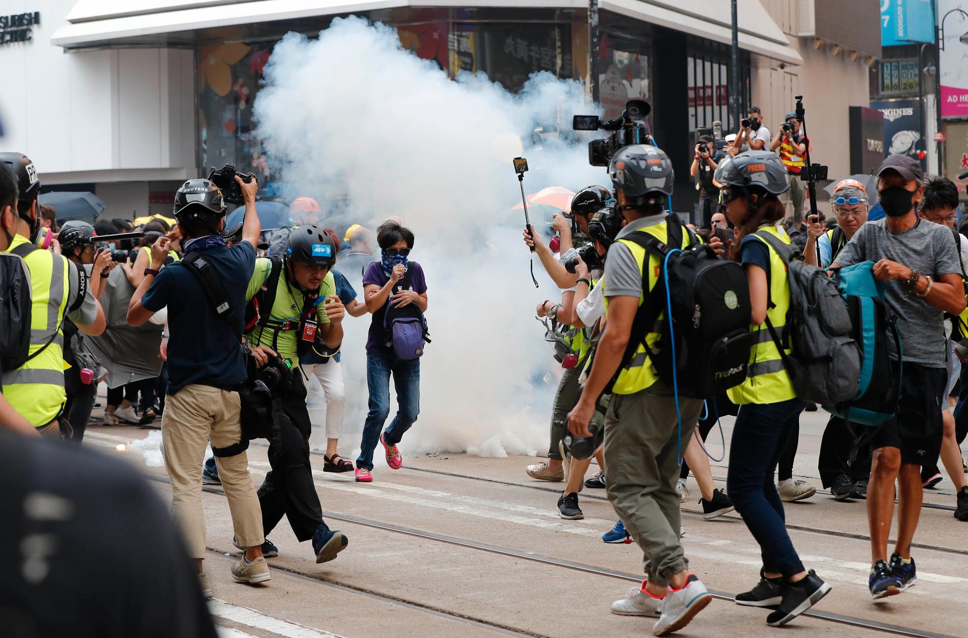 Polisen skjuter tårgas för att skingra demonstranterna.