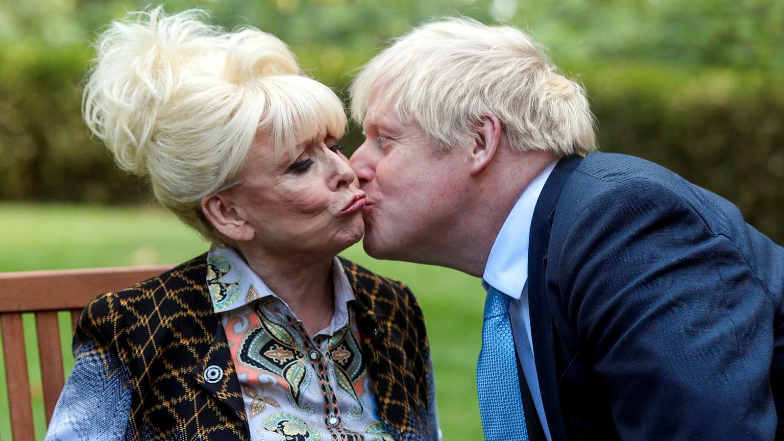 Barbara Windsor får en kindpuss av premiärminister Boris Johnson under ett besök på 10 Downing Street 2019.