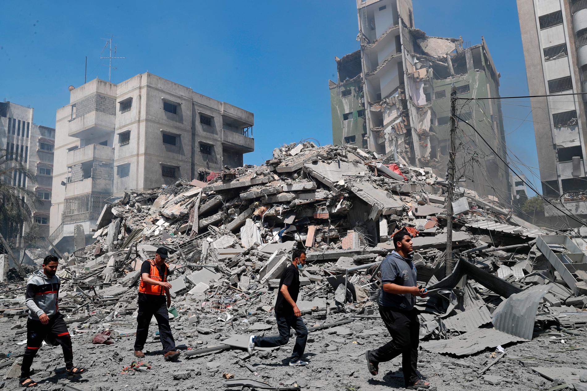 Det är bara bråte kvar av lägenheterna i bostadsbyggnaden Yazegi som totalförstördes i en israelisk flygattack under söndagen. 