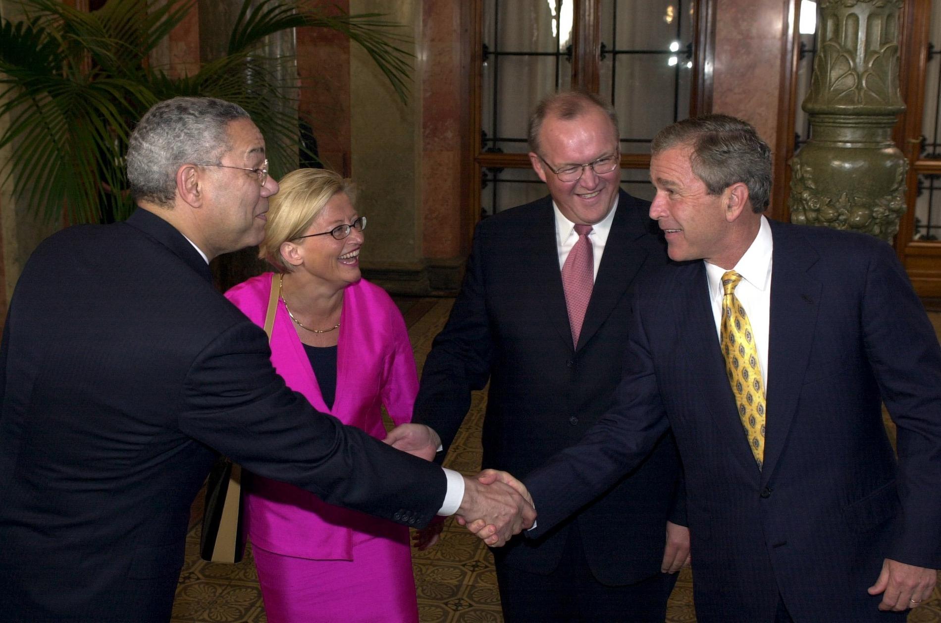 Colin Powell och president George W Bush skämtar på EU-toppmötet i Göteborg 2001 med utrikesminister Anna Lindh och statsminister Göran Persson som åsyna vittnen. Arkivbild.