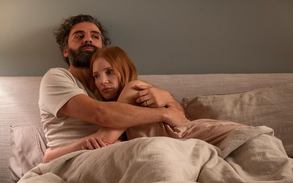 Oscar Isaac och Jessica Chastain i ”Scenes from a marriage”.