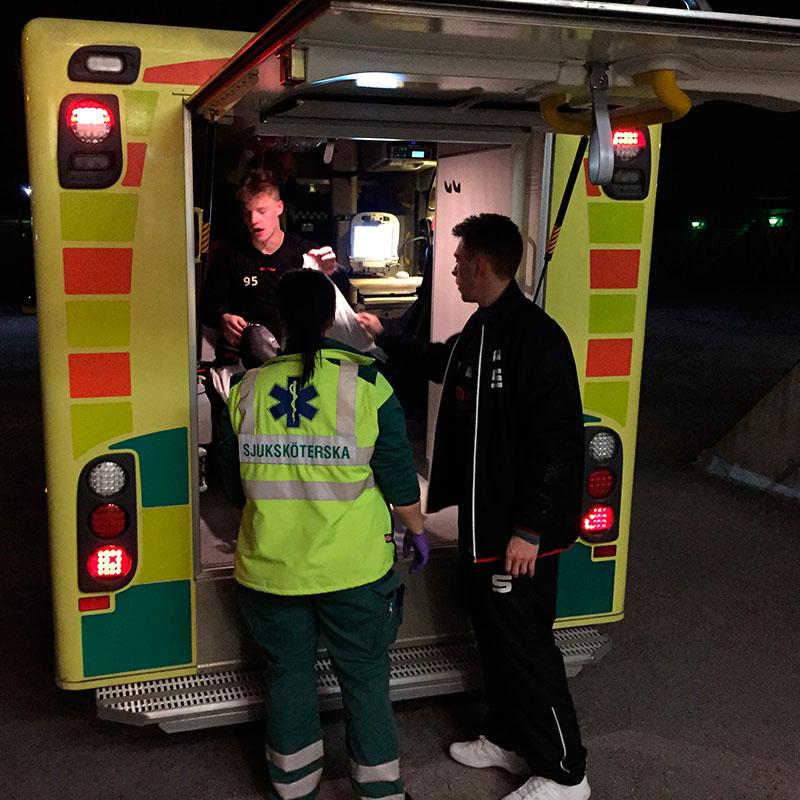 Erik Pettersson lämnade arenan i ambulans.