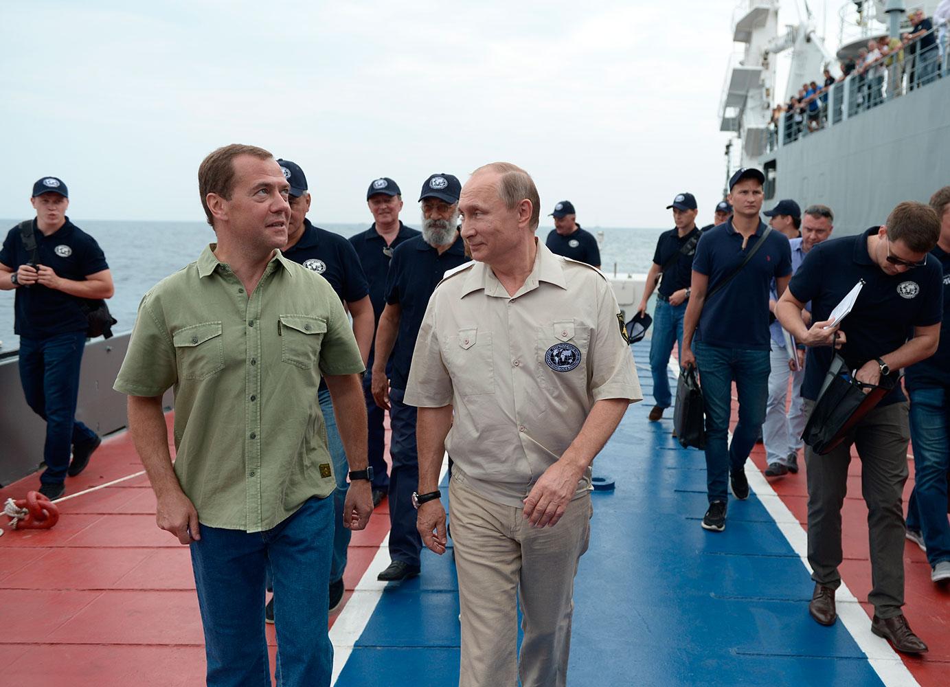 Putin och Medvedev. Handen vid sidan.