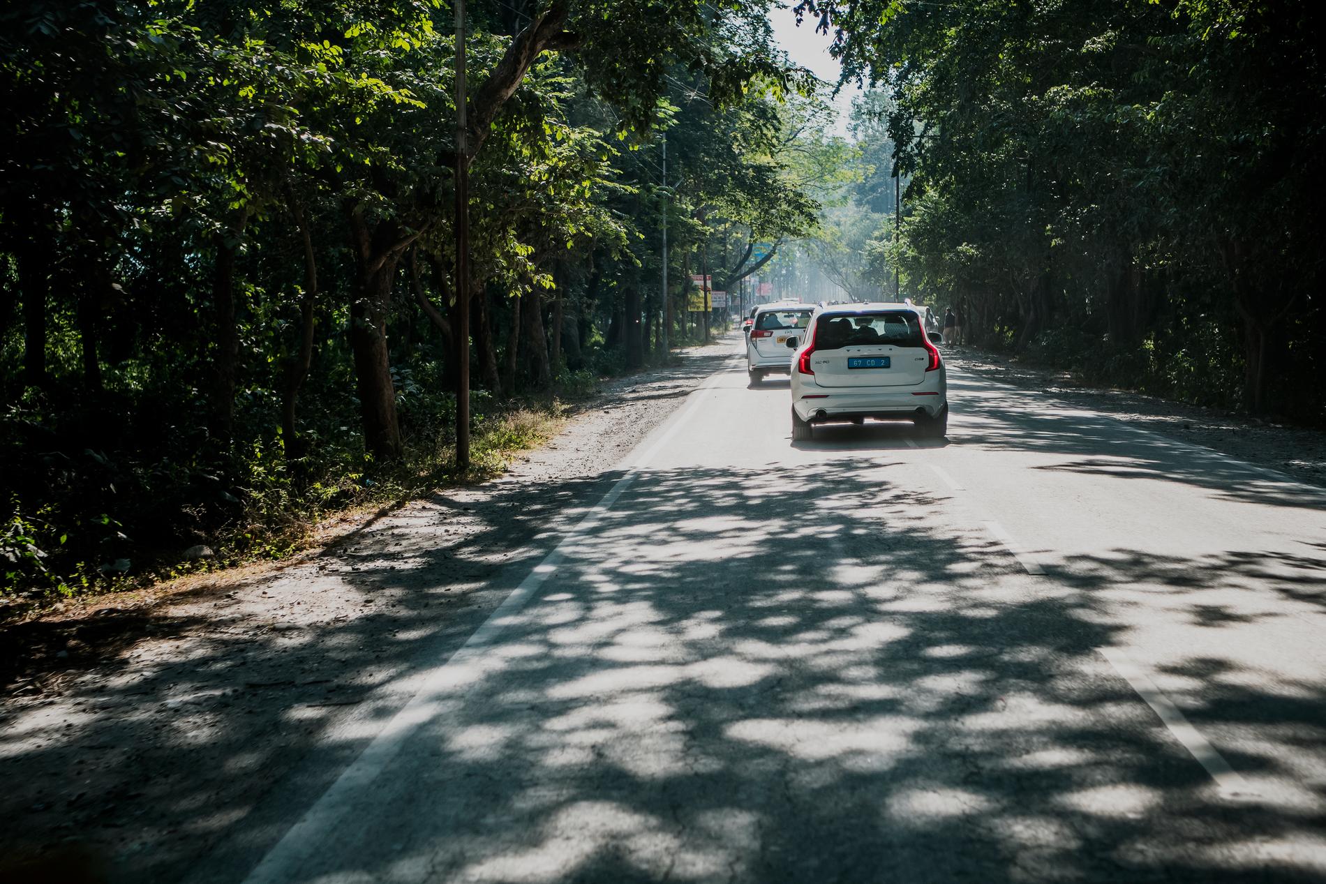 Kungakortegen susar fram längs den trafikrensade vägen mellan Rishikesh och reningsverket Sarai STP.