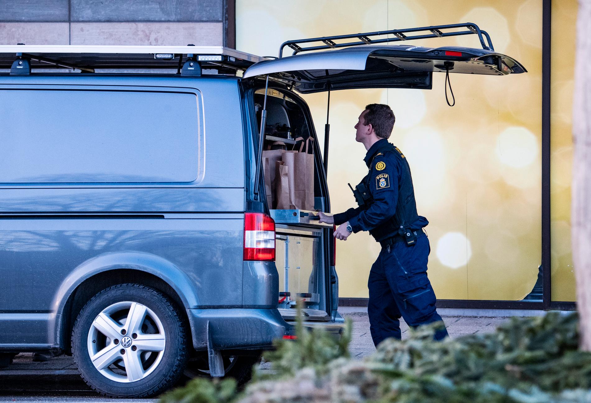 Polisens tekniker undersökte platsen där en kvinna hittades död i Malmö natten till måndag. Arkivbild.