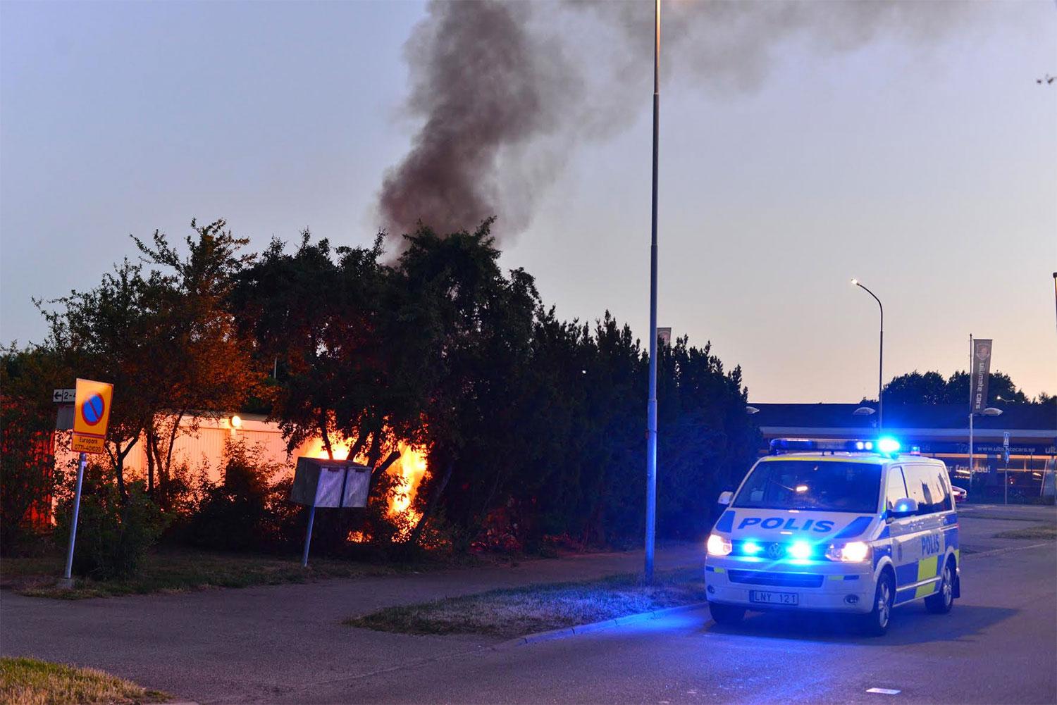Polisen fick larm om att en brinnande minibuss. I den låg en kropp.