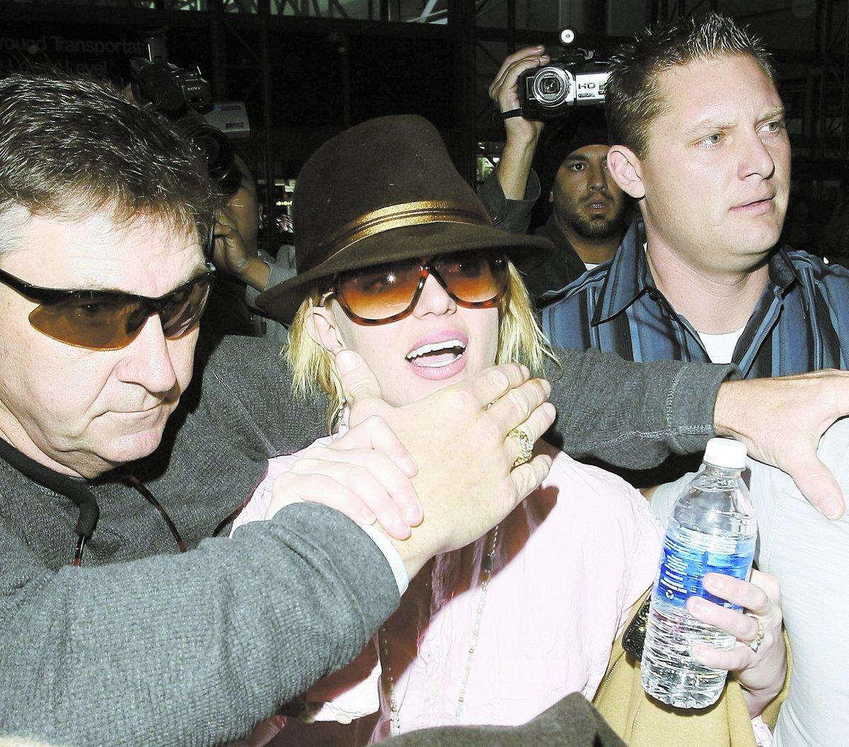 Jamie Spears är både Britneys pappa och förmyndare. han kontrollerar hennes liv in i minsta detalj. När Britney vill le in i kameran lägger han en hand över hennes mun.
