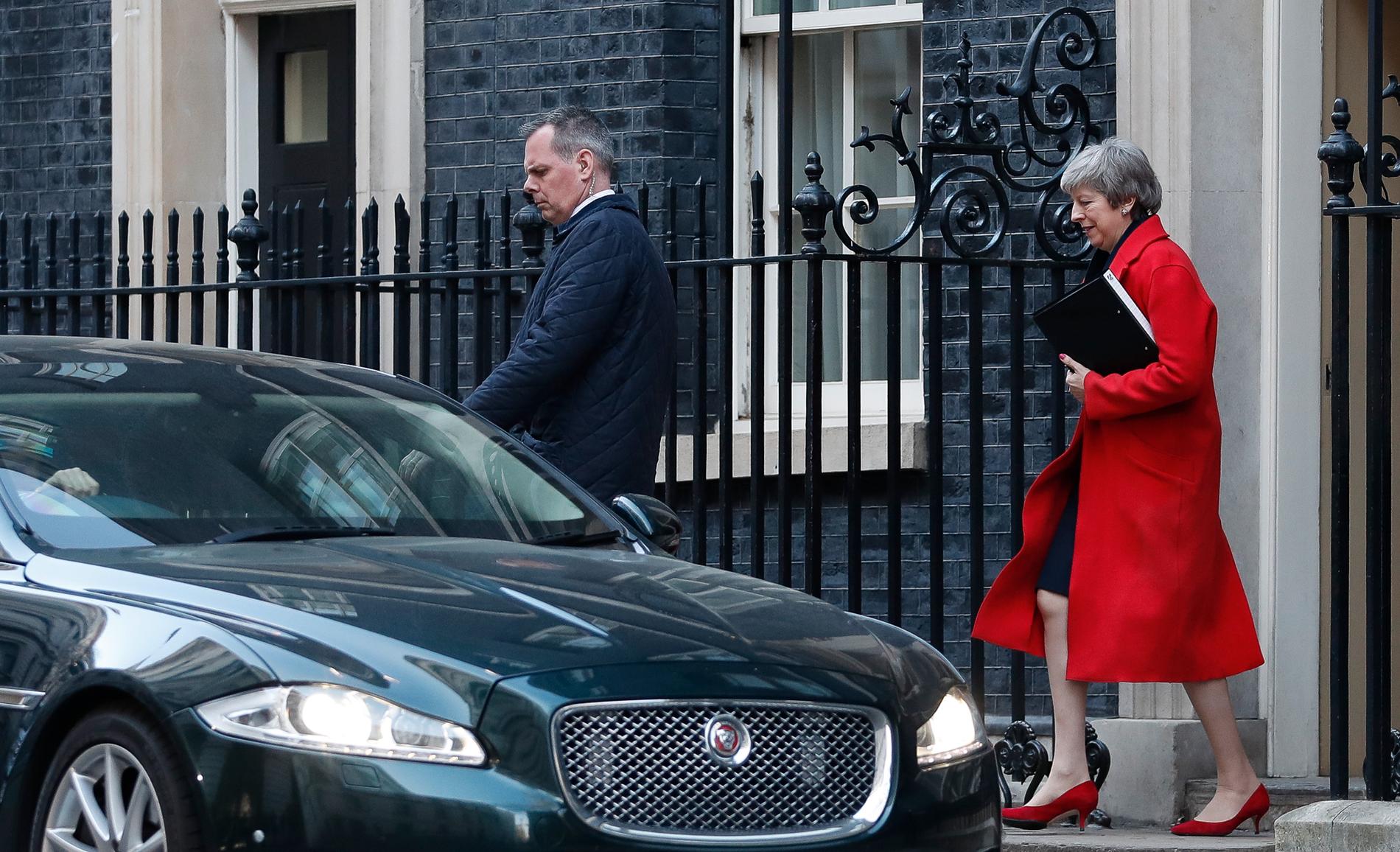 Storbritanniens premiärminister Theresa May på väg från 10 Downing Street till parlamentets underhus för att tala om brexit - ännu en gång.