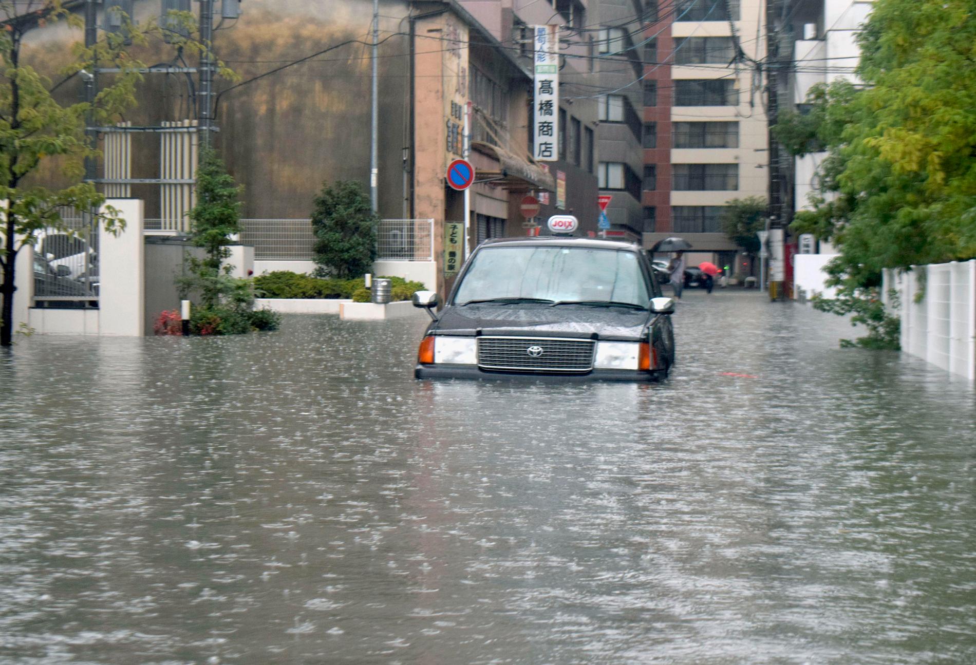 En översvämmad gata i Saga i sydvästra Japan.