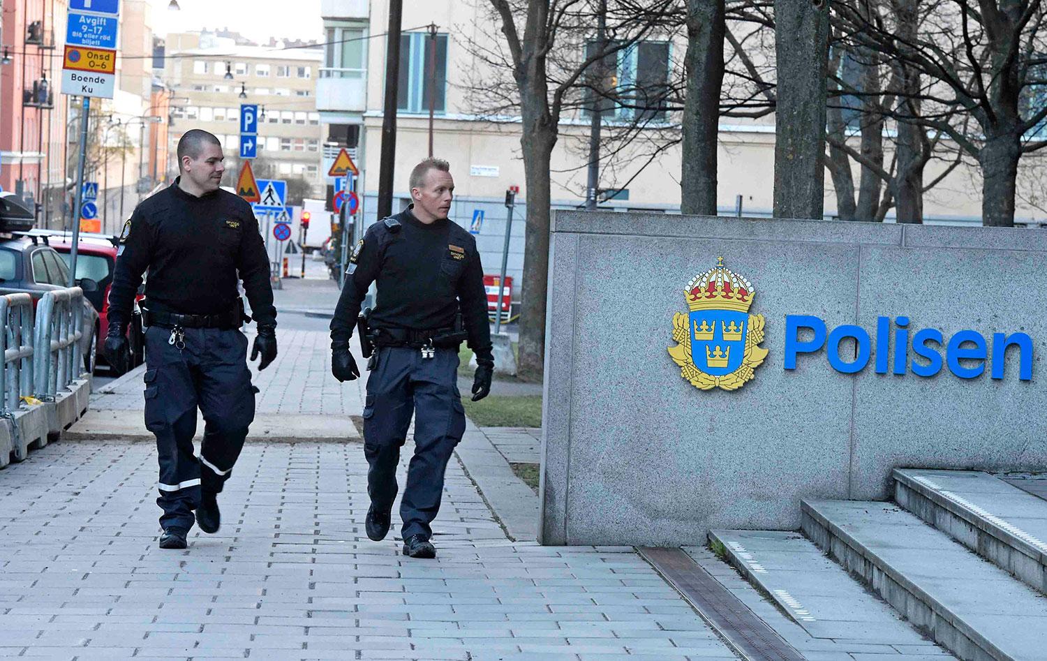 Säkerhetsvakter utanför polishuset på Kungsholmen.