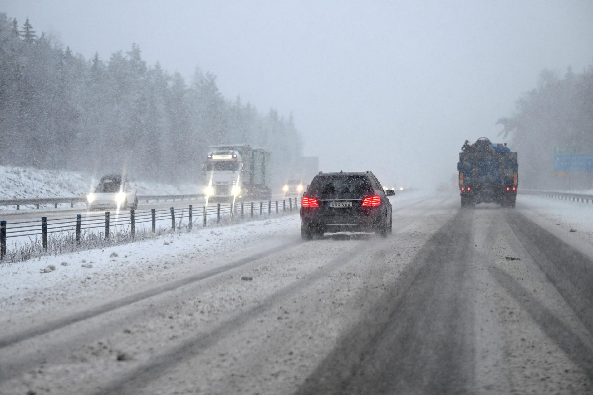 Snömodd på vägen i Enköping.
