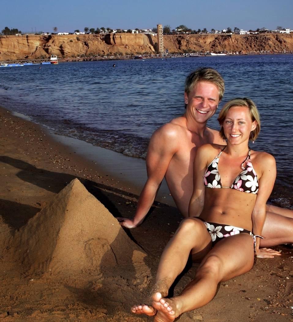 På stranden i Sharm El Sheikh sitter Joel Eriksson, 23 och Paulina Wallin, 25, från Göteborg – båda är med i landslaget i skridsko. "Vi är här och vilar. Så himla skönt att inte behöva träna på en hel vecka", säger Paulina. "En dag var vi ute och snorklade och fick se delfiner, det var kul", säger Joel.