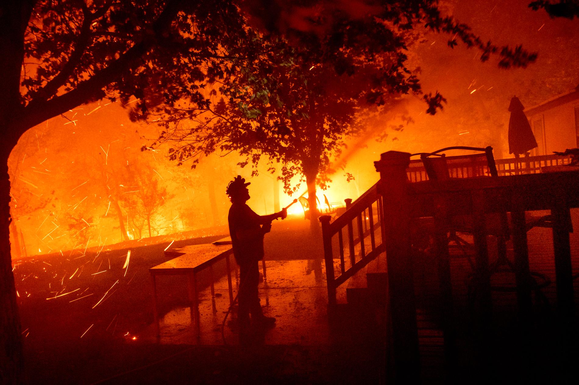 En brandman i Vacaville, i den amerikanska delstaten Kalifornien, kämpar mot lågorna.