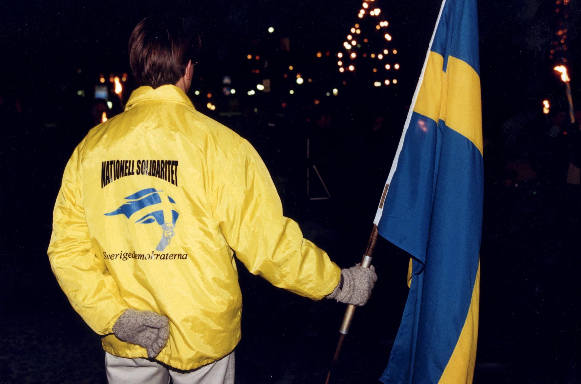 En sverigedemokrat på en demonstration 1997. 