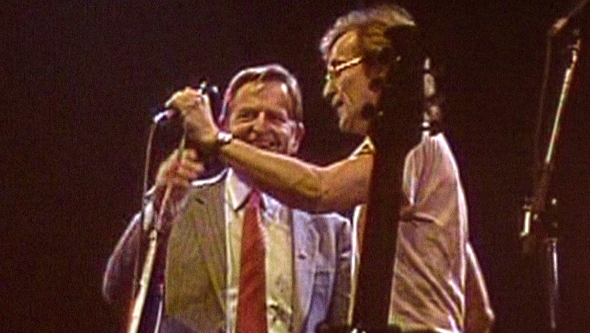Olof Palme och Björn Afzelius på ANC-galan 1985, i proggrörelsens slutskede.