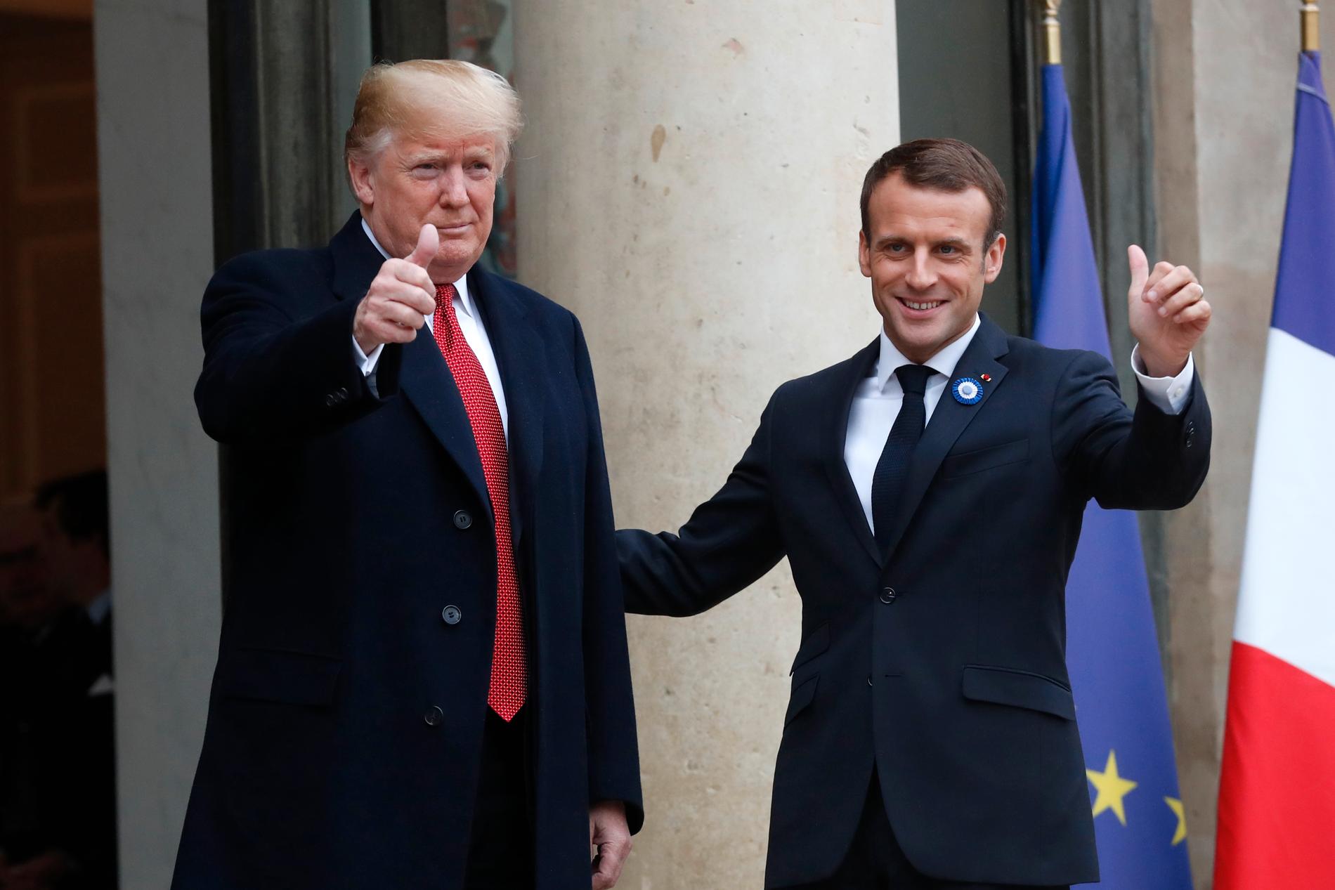 USA:s president Donald Trump och Frankrikes president Emmanuel Macron gör tummen upp i samband med överläggningarna i Élyséepalatset.