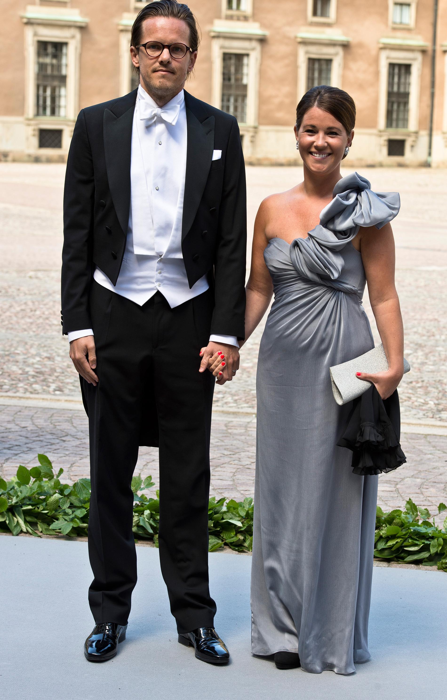 Emma Pernald med sin make Tomas Jonson på bröllopet mellan prinsessan Madeleine och Chris O'Neill.