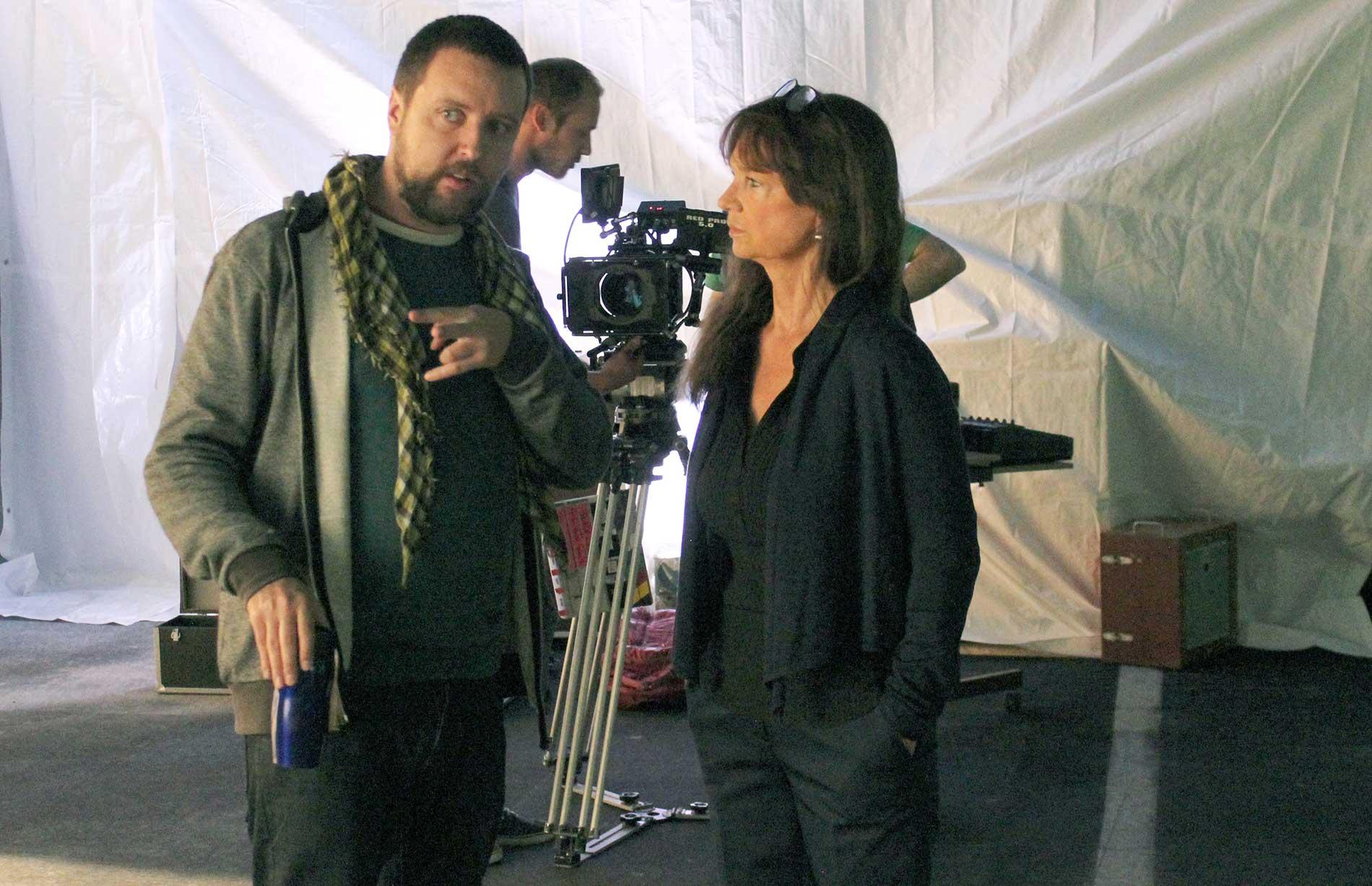 Christina Lindberg med regissören Adriàn Bogliano under inspelningen av långfilmen ”Black Circle”.