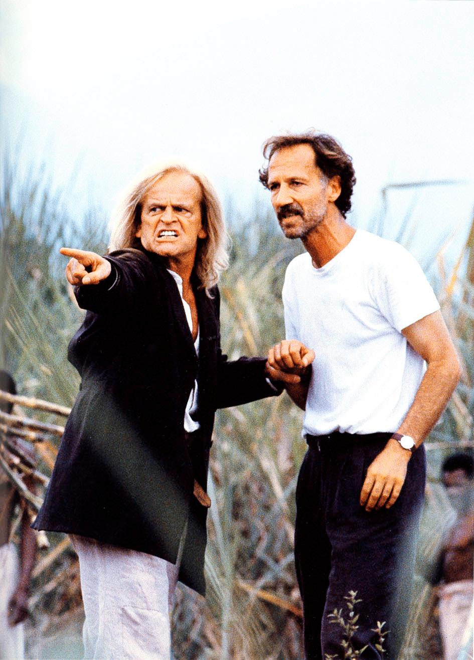 Lyckat hatsamarbete Skådespelaren Klaus Kinski (till vänster) och regissören Werner Herzog (till höger) ömsom älskade, ömsom hatade varandra. Vid ett tillfälle greppade den temperamentsfulle Kinski tag i ett gevär och började skjuta mot Herzog. De fortsatte sitt samarbete även efter incidenten. Sammanlagt gjorde de fem klassiska filmer tillsammans.