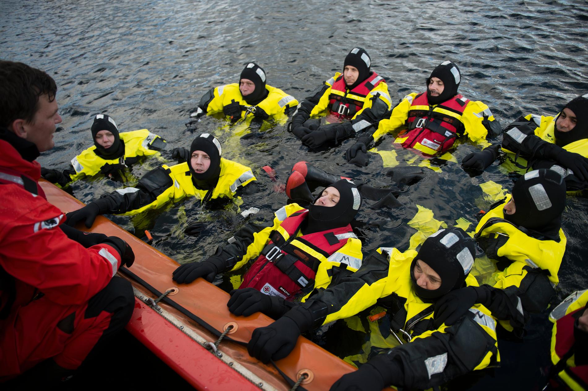 Aftonbladets team går sjöräddningskurs för att kunna vara på Gula Båtarna.