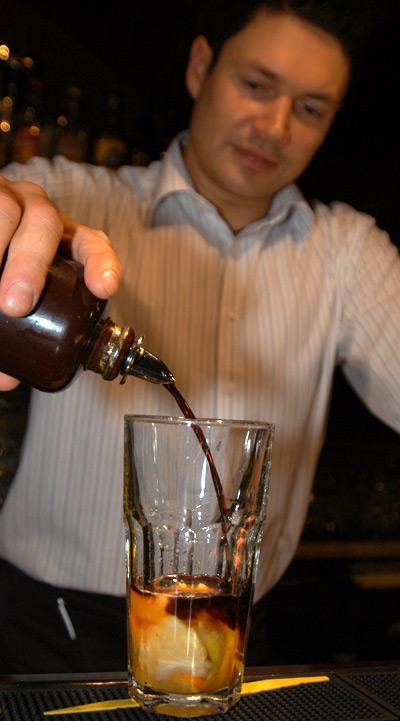 Riga balsam är enligt RESAs reporter en odrickbar smörja som förvandlas till makalöst välsmakande drinkar i händerna på bartendern Raitis Akerblums