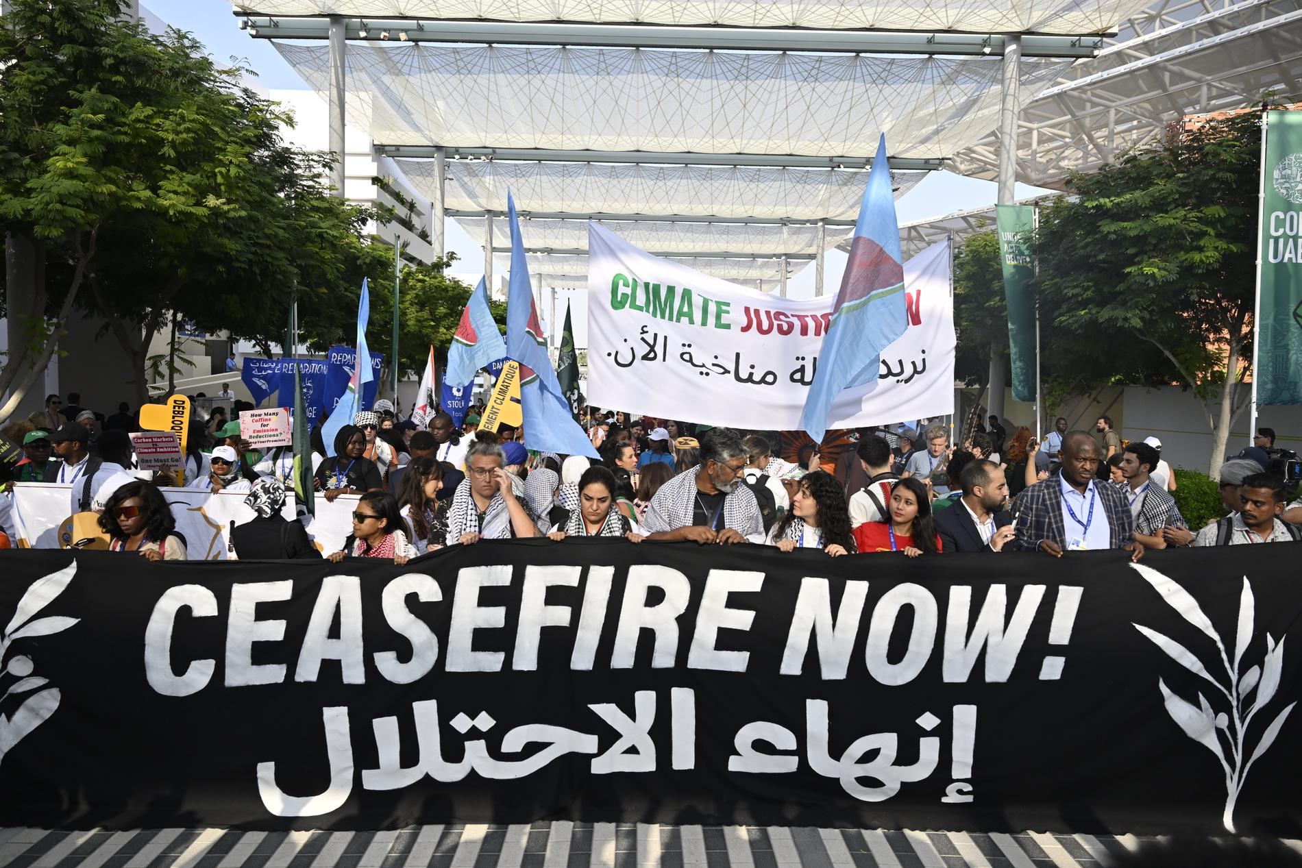 Uppmaningar till vapenvila i Gaza under en klimatprotest på COP28 i Dubai.